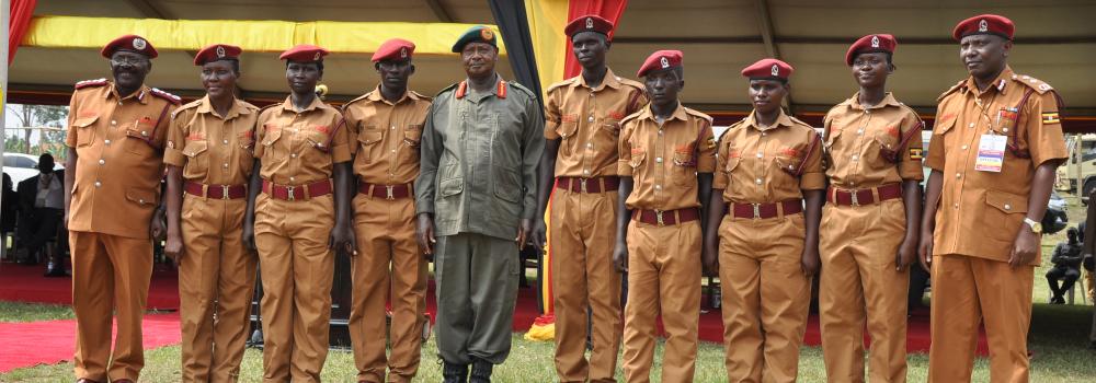 PRESIDENT MUSEVENI POSES WITH BEST PERFORMERS AT PASS OUT 2018